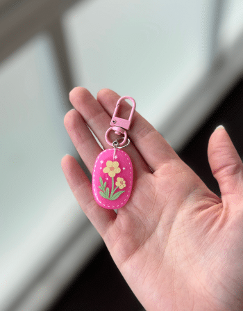 Pembe Çiçek Baskılı Çanta Süsü